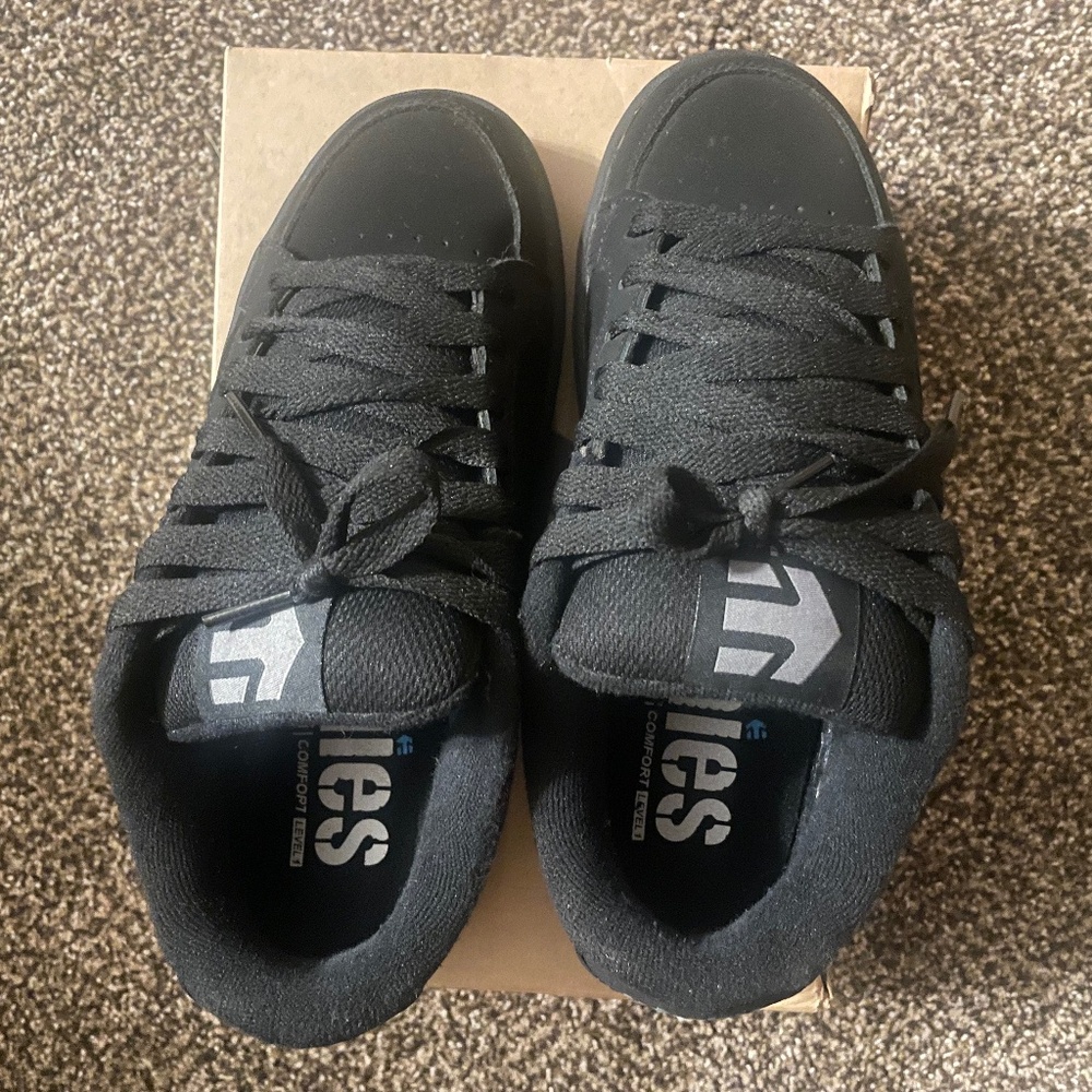 Size 6 etnies  Kingpin skate shoe